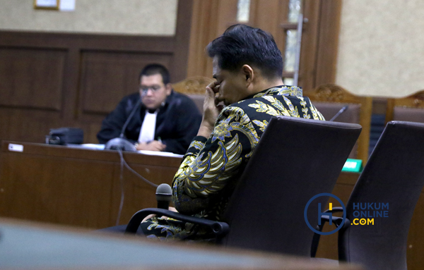 Terdakwa kasus dugaan suap dan gratifikasi Bowo Sidik Pangarso mendengarkan pembacaan dakwaan di Pengadilan Tipikor Jakarta, Rabu (14/8). Foto: RES