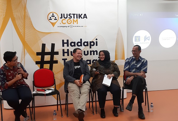 Narasumber diskusi pada peluncuran ASEAN LegalTech, Rabu, (14/8) di kantor firma hukum AHP. Kanan ke kiri Ibrahim Assegaf (AHP), Erni Widhyastari (DJKI), dan Raditya Kosasih (Gojek). Foto: NEE