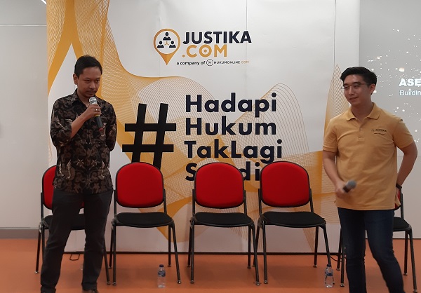 Arkka Dhiratara, CTO Hukumonline (kiri) dan Melvin Sumapung, CEO Justika saat meresmikan peluncuran ASEAN LegalTech di Indonesia, Rabu (14/8). Foto: NEE