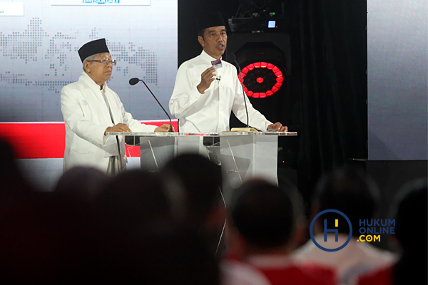 Jokowi menunjukkan kartu pra kerja saat debat Pilpres 2019 lalu. Foto: RES