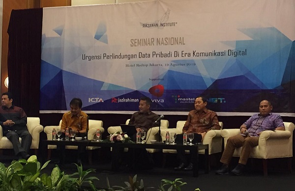 Para pembicara dalam Seminar Nasional Urgensi Perlindungan Data Pribadi Di Era Komunikasi Digital, Senin (19/8), di Jakarta. Foto: HMQ
