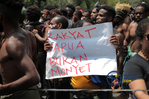 Massa yang tergabung dalam Mahasiswa Papua Anti Rasisme, Kapitalisme, Kolonialisme dan Militerisme menggelar unjuk rasa di Jalan Merdeka Utara, Jakarta, Kamis (22/8). Foto: RES