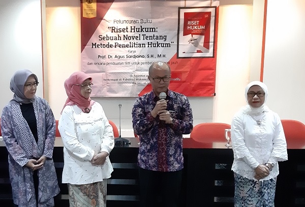 Prof.Agus Sardjono (tengah) didampingi istri (paling kanan) dan para koleganya saat peluncuran novel berjudul Riset Hukum di FHUI, Jumat (16/8). Foto: NEE