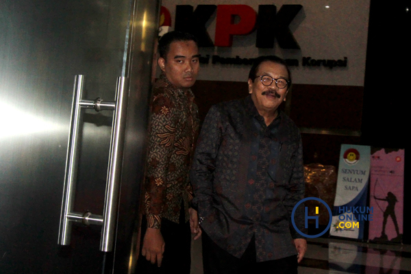 Mantan Gubernur Jawa Timur Sukarwo Diperiksa KPK 1.JPG