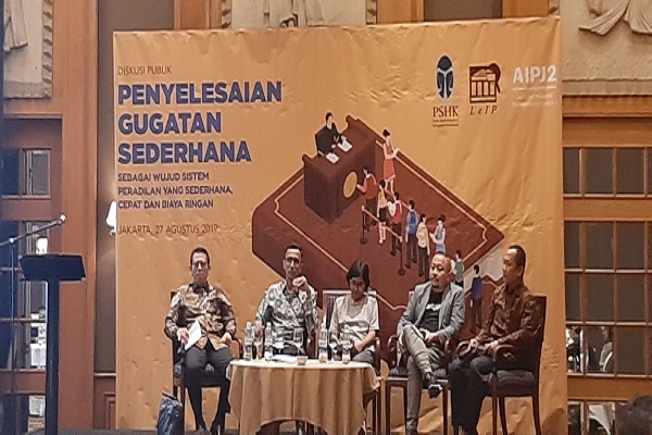 Sejumlah narasumber dalam Diskusi Publik bertajuk 'Penyelesaian Gugatan Sederhana: Sebagai Wujud Sistem Peradilan yang Sederhana Cepat dan Biaya Ringan' di Hotel Ayaduta Jakarta, Selasa (27/8). Foto: AID