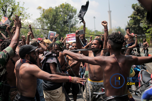 Unjuk rasa mahasiswa Papua di depan Istana Negara di Jakarta, Kamis (22/8). Foto: RES