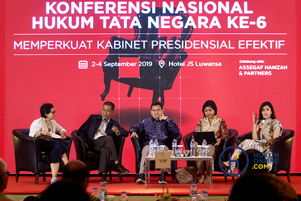 Sejumlah narasumber dalam seminar bertajuk 'Mewujudkan Kabinet Presidensial Efektif' dalam Konferensi Nasional Hukum Tata Negara VI di Hotel JS Luwansa Jakarta, Senin (2/9) malam. Foto: RES