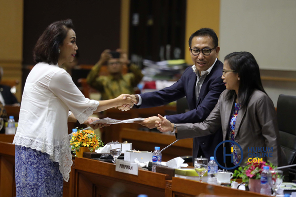 Ketua Pansel Seleksi Capim KPK Yenti Garnasih usai menyampaikan hasil seleksi capim KPK kepada Komisi III di Kompleks Parlemen Jakarta, Senin (9/9). Foto: RES