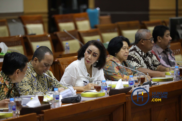 Ketua Pansel Seleksi Capim KPK Yenti Garnasih bersama anggota Pansel saat menyampaikan hasil seleksi Capim KPK kepada Komisi III di Kompleks Parlemen Jakarta, Senin (9/9). Foto: RES