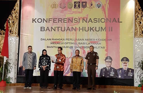 Kepala Pusat Penyuluhan dan Bantuan Hukum BPHN, M.Yunus Affan membacakan deklarasi sinergi bantuan hukum didampingi perwakilan instansi pemangku kepentingan lainnya dalam Konferensi Nasional Bantuan Hukum 2 di Bali, Rabu (11/9).