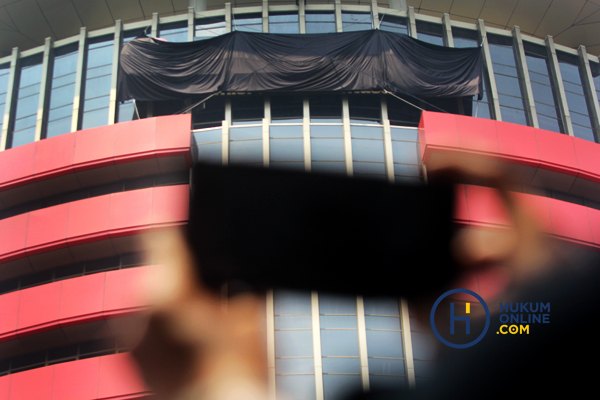 Semua logo dan tulisan KPK tertutup kain hitam di Gedung KPK sejak Minggu (8/9). Ini bentuk perlawanan jajaran pimpinan hingga pegawai KPK jika DPR merevisi UU KPK dan menyetujui capim KPK bermasalah. Foto: RES