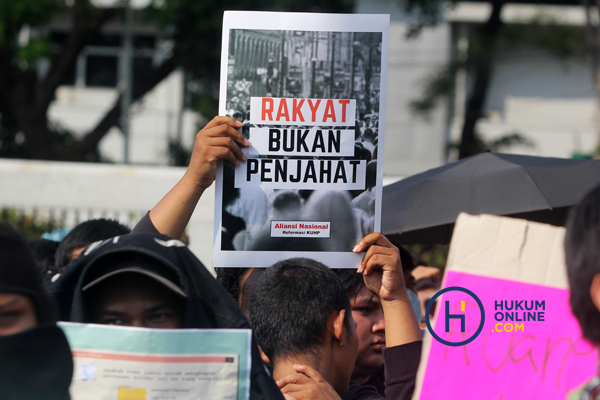 Ratusan massa yang tergabung dalam Aliansi Masyarakat untuk Keadilan Demokrasi dan gabungan Mahsiswa se-Jakarta menggelar aksi menolak pengesahan RKUHP di depan gedung DPR Jakarta, Senin (16/9). Foto: RES  