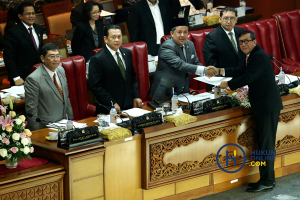 Menkumham Yasonna H Laoly menyerahkan berkas RUU KPK yang sah kepada Pimpinan DPR saat Rapat Paripurna di Kompleks Parlemen Senayan, Jakarta, Selasa (17/9).  Foto: RES