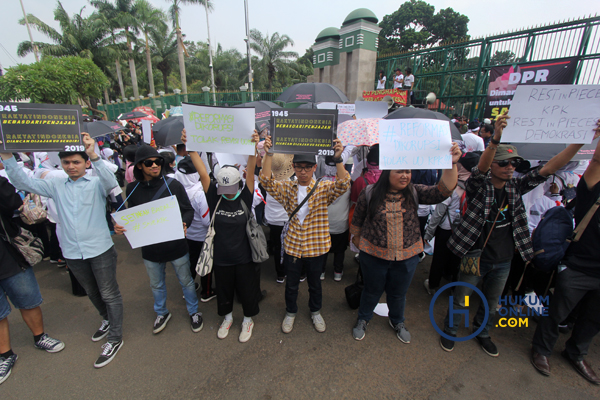 Massa dari Koalisi Masyarakat Selamatkan KPK menggelar aksi tolak RUU KPK di depan gedung DPR Jakarta, Selasa (17/9). Foto: RES