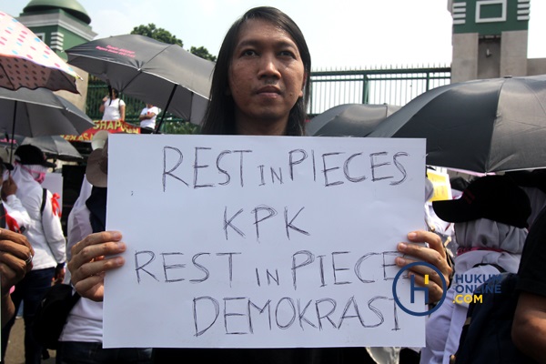 Massa dari Koalisi Masyarakat Menyelamatkan KPK menggelar aksi di depan Gedung DPR RI. Jakarta, Selasa (17/9). Dalam aksinya mereka menolak Revisi UU KPK yang telah disetujui DPR menjadi undang-undang. Foto: RES