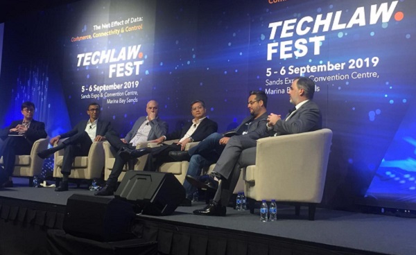 Senior Partner Firma Hukum Assegaf Hamzah & Partners, Ahmad Fikri Assegaf, menjadi salah satu pembicara pada panel â€˜Data & Commerceâ€™ dalam acara TechLaw Fest beberapa waktu lalu. (Foto: HMQ)