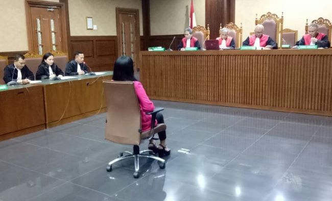 Sri Wahyumi duduk di kursi terdakwa di Pengadilan Tipikor Jakarta. Foto: AJI