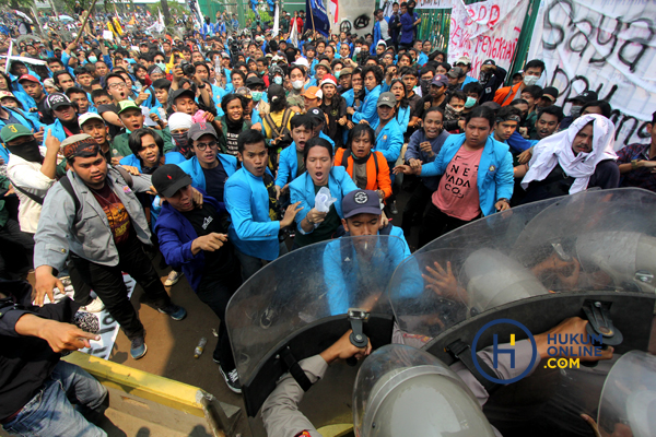Demonstrasi mahasiswa menolak RKUHP dan RUU KPK, Selasa (24/9), di depan Gedung DPR RI berakhir  bentrok dengan aparat.