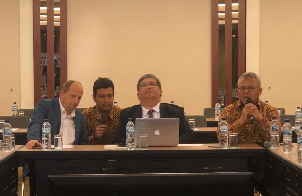Ketua Arief Budiman KPU (kanan) dalam FGD e-Rekap bersama narasumber lain. Foto: DAN