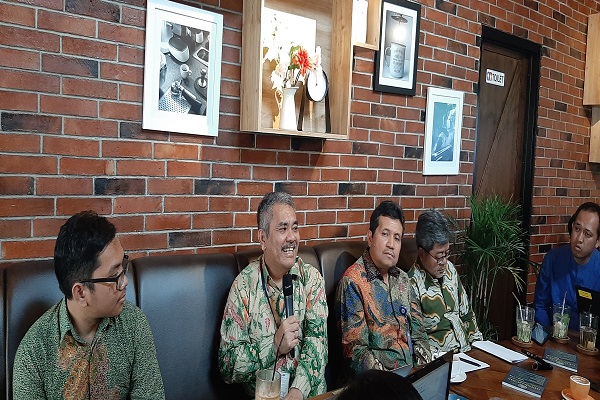 Direktur Jenderal Hukum dan Perjanian International Kementerian Luar Negeri Damos Dumoli Agusman (tengah) saat memberi keterangan pers di Jakarta, Kamis (3/10). Foto: AID