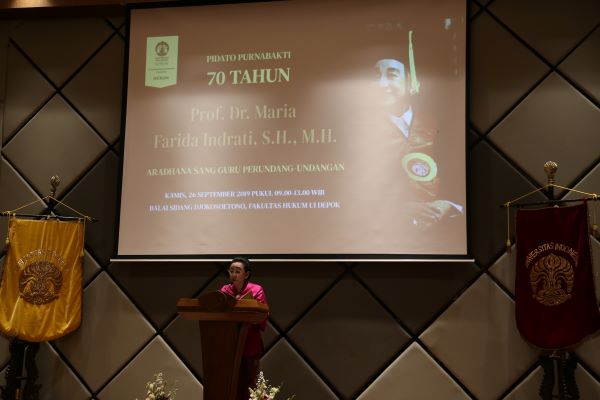 Prof. Maria Farida Indrati menyampaikan pidato purnabhakti, 26 September 2019  di FHUI. Foto: Istimewa