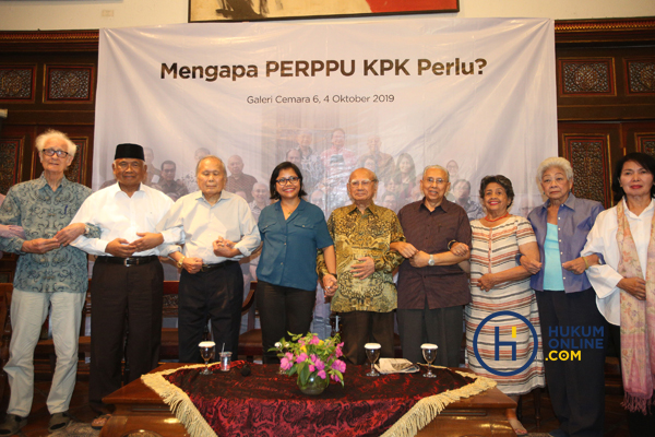 Para tokoh bangsa usai menyatakan sikap mengenai perlunya Presiden Jokowi mengeluarkan Perppu KPK di Jakarta, Jumat (4/10). Foto: RES