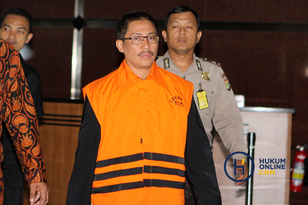 Bupati Cirebon Sunjaya Purwadisastra saat mengenakan rompi tahanan. Foto: RES