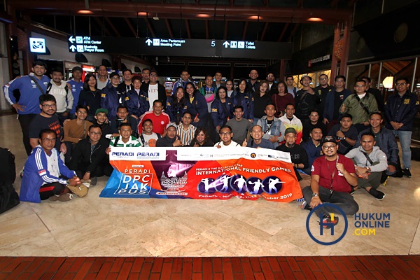 Rombongan peserta International Friendly Games Peradi di Bandara Soekarno Hatta sebelum menuju Penang, Malaysia, Jumat (11/10). Foto: RES