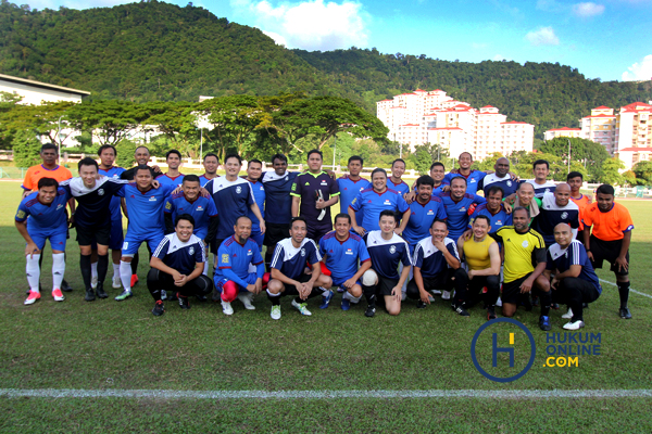 Para pemain Peradi FC Master sebelum pertandingan persahabatan dengan The Malaysian BAR di Penang, Malaysia, Sabtu (12/10). Foto: RES