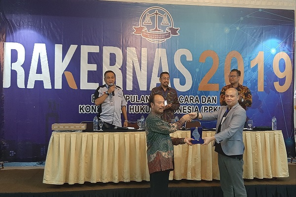 Ketua PT Banda Aceh saat menerima penghargaan pelayanan peradilan terbaik di sela-sela Rakernas PPKHI I di Jakarta, Sabtu (12/10). Foto: AID