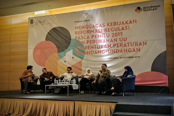 Sejumlah narasumber dalam seminar bertajuk 'Menggagas Kebijakan Reformasi Regulasi Pasca Pemilu 2019 dan Perubahan UU Pembentukan Peraturan Perundang-Undangan' di Jakarta, Selasa (15/10). Foto: Robert Sidauruk 