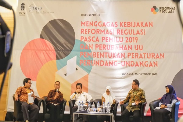 Sejumlah narasumber dalam seminar bertajuk 'Menggagas Kebijakan Reformasi Regulasi Pasca Pemilu 2019 dan Perubahan UU Pembentukan Peraturan Perundang-Undangan' di Jakarta, Selasa (15/10). Foto: Istimewa