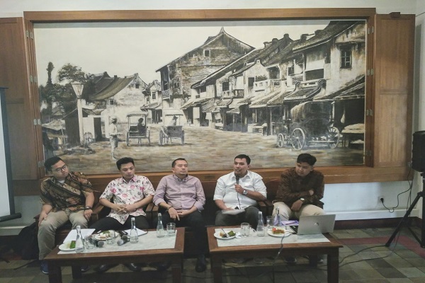 Sejumlah narasumber dalam diskusi bertajuk 'Tinjauan dan Tantangan Fungsi Legislasi DPR' di Jakarta, Kamis (17/10). Foto: RFQ
