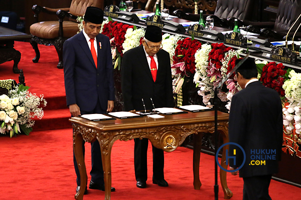 Joko Widodo-Ma'ruf Amin saat pelantikan menjadi Presiden dan Wakil Presiden RI untuk periode 2019-2024. Foto: RES