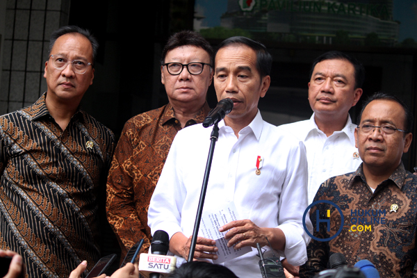 Presiden Joko Widodo bersama sejumlah anggota kabinet dan pimpinan lembaga negara setingkat menteri. Foto: RES