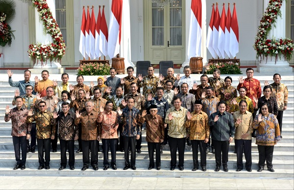 Presiden Jokowi dan Wakil Presiden KH. Maâ€™ruf Amin berfoto bersama seluruh anggota Kabinet Indonesia Maju, di teras depan Istana Merdeka, Jakarta, Rabu (23/10) pagi. Foto: Humas Setkab