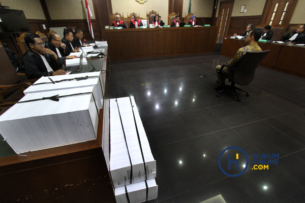 Sejumlah berkas tampak di depan penuntut umum saat sidang dakwaan Tubagus Chaeri Wardhana di Pengadilan Tipikor Jakarta, Kamis (31/10).  Foto: RES