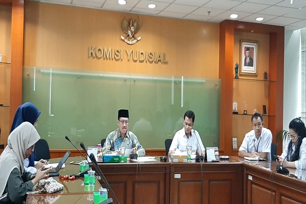 Komisioner KY Bidang Rekrutmen Hakim Aidul Fitriciada Azhari saat mengumumkan hasil seleksi calon hakim tingkat MA di Gedung KY Jakarta, Selasa (5/11). Foto: AID