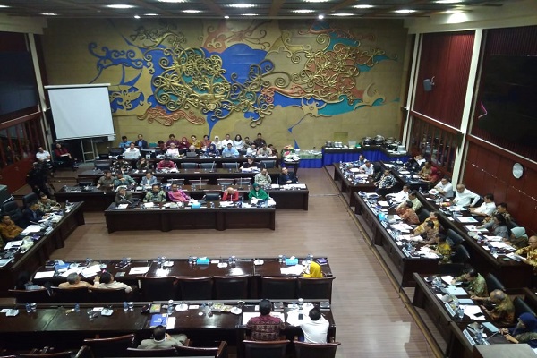 Suasan rapat kerja pemerintah dengan Badan Legislasi (Baleg) membahas RUU Omnibus Law di Komplek DPR, Rabu (13/11). Foto: RFQ
