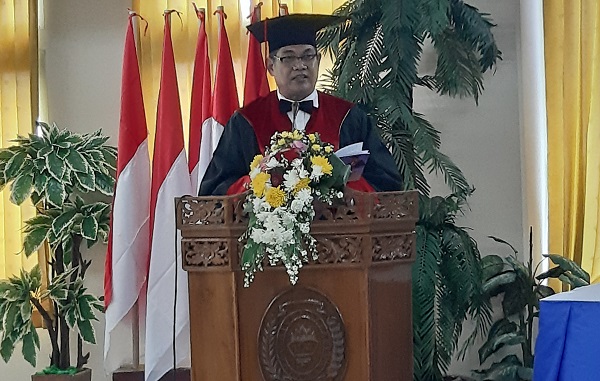 Fauzie Yusuf Hasibuan saat orasi ilmiah penerimaan gelar Profesor untuknya di Fakultas Hukum Universitas Jayabaya, Selasa (12/11). Foto: NEE