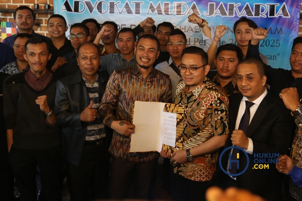 Sejumlah advokat muda yang tergabung dalam Advokat Muda Jakarta mendeklarasikan dukungannya kepada Otto Hasibuan untuk maju mencalonkan diri menjadi Ketua Umum Peradi periode 2020-2025. Foto: RES