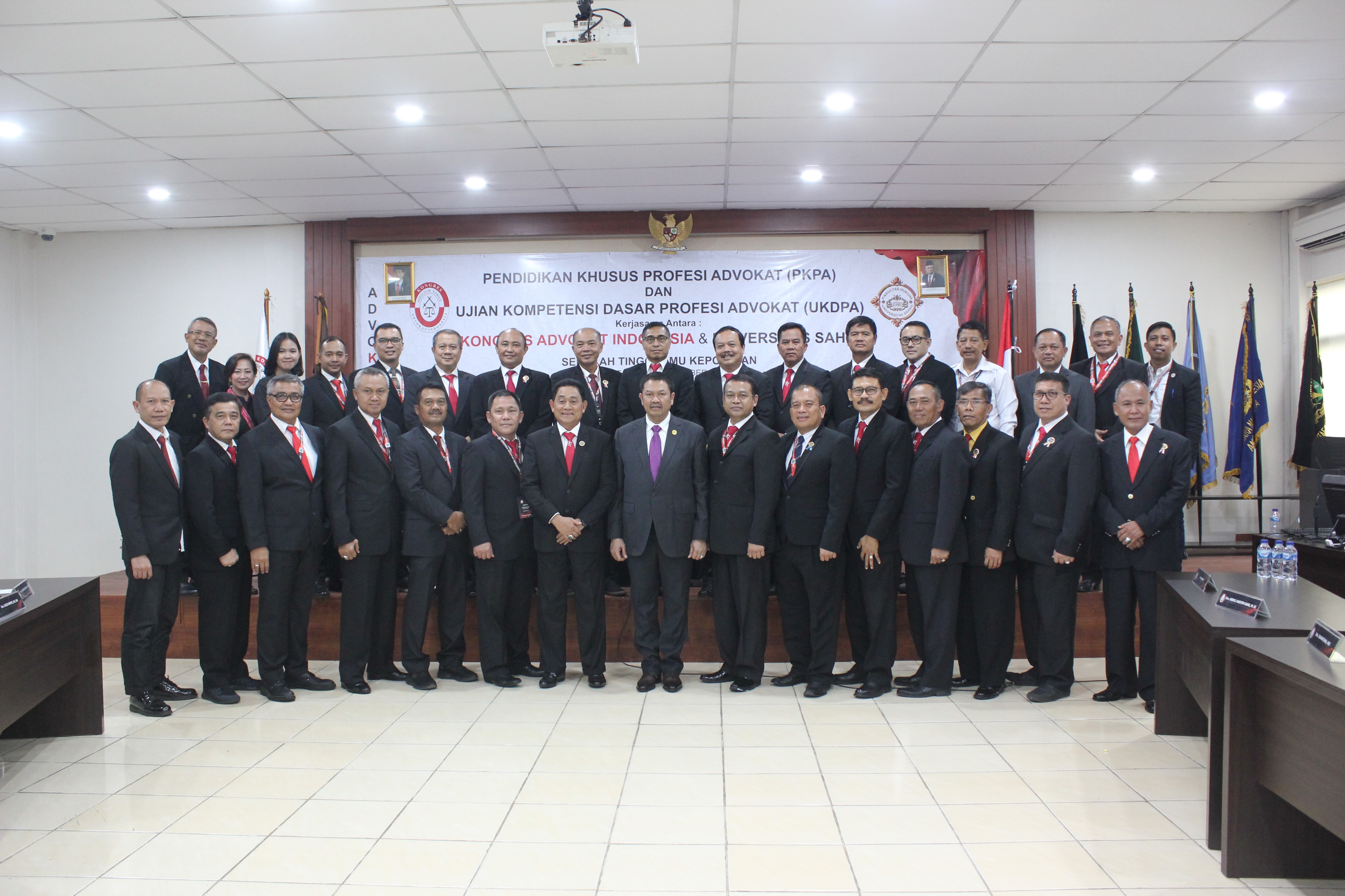 Presiden KAI, Sekretaris Umum, dan Bendahara Umum DPP KAI bersama alumni Akpol â€™87 sebagai  peserta PKPA.  Foto: istimewa.