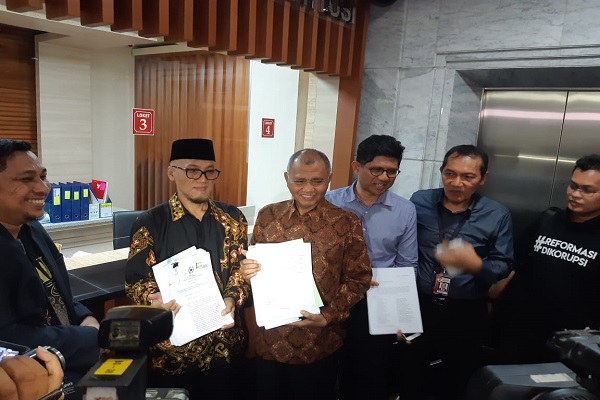 Pimpinan KPK dan pemohon lain usai mendaftarkan permohonan uji materi Perubahan UU KPK di Gedung MK, Rabu (20/11/2019). Foto: AID