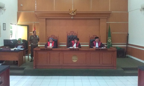 Majelis Hakim PN Depok menunda pembacaan putusan terkait kasus  First Travel, Senin (25/11). Foto: MJR