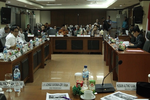 Suasana rapat kerja antara Komite I DPD dengan Kementerian Desa Tertinggal dan Transmigrasi terkait evaluasi pelaksanaan UU Desa di Komplek Gedung Parlemen, Selasa (26/11). Foto: RFQ 