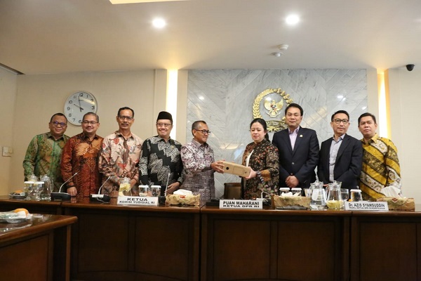 Pimpinan KY secara resmi menyerahkan 10 calon hakim tingkat MA ke Pimpinan DPR di Ruang Rapat Pimpinan DPR RI, Jakarta, Kamis (28/11). Foto: Humas KY