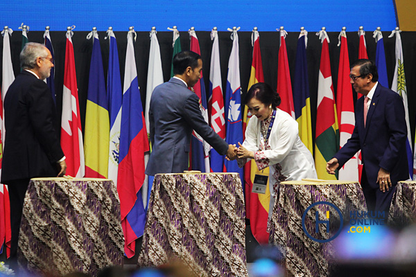 Presiden Jokowi bersalaman dengan Ketua Umum INI Yualita Widyadhari usai membuka Kongres Internasional Notaris ke-29 di Jakarta, Kamis (28/11). Foto: RES