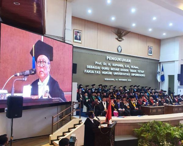 Pidato Pengukuhan Supandi sebagai Guru Besar Tidak Tetap Hukum Administrasi di FH Undip Semarang. Foto: Istimewa/MA