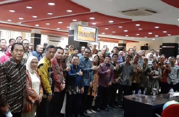 Para dekan Fakultas Hukum Perguruan Tinggi Negeri (FH PTN) yang tergabung dalam Badan Kerja Sama Dekan (BKSD) FH PTN Se-Indonesia. Foto: NEE