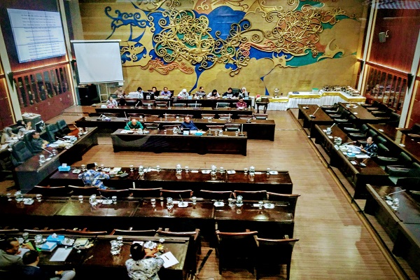 Prof Maria Farida Indrati saat dimintai pandangannya terkait RUU Omnibus Law di ruang rapat Baleg DPR, Senin (2/12). Foto: RFQ